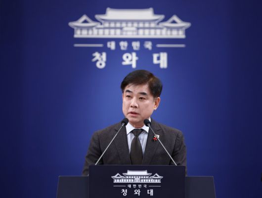 김병욱 청와대 정무비서관이 12일 청와대 춘추관에서 정당 지도부 오찬 간담회 일정 관련 브리핑을 하고 있다. 연합뉴스