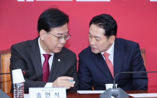 국민의힘 장동혁 대표와 송언석 원내대표가 12일 국회에서 열린 최고위원회의에서 얘기를 나누고 있다. 사진=박범준 기자