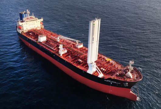 HD한국조선해양이 자체 개발한 ‘윙세일’ 시제품의 해상 실증 모습. HD한국조선해양 제공