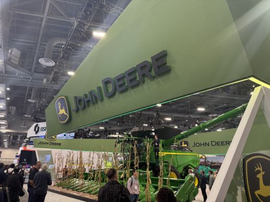 지난 6일(현지시간) 개막한 CES 2026 전시장 존디어 부스에 초대형 콤바인(수확기)가 전시돼 있다. 사진=임수빈 기자