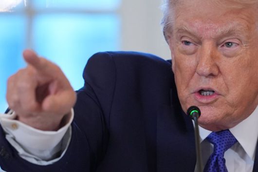 도널드 트럼프 미국 대통령이 지난 9일(현지시간) 백악관 이스트룸에서 석유기업 대표들과 간담회를 진행하며 발언하고 있다. 뉴시스