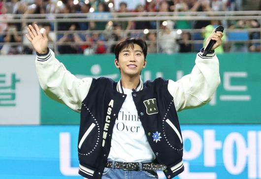 가수 임영웅이 아이돌 차트 250주 연속 1위라는 신기록을 세웠다. 뉴스1