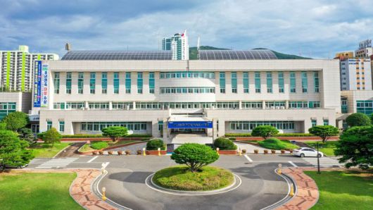 전남 광양시<사진>는 남성 근로자의 육아 참여를 장려하고 육아 휴직에 따른 경제적 부담을 덜어주기 위해 올해도 남성 육아 휴직 근로자를 대상으로 '아빠 육아휴직 장려금'을 지원한다고 12일 밝혔다. 광양시 제공