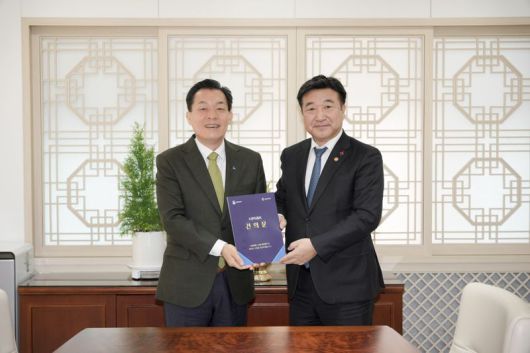 이재준 수원시장(왼쪽)이 12일 윤호중 행정안전부 장관을 만나 지방분권 강화와 지방소멸 대응을 위한 실질적인 권한 이양과 제도 개선안을 담은 건의문을 전달하고 있다. 이재준 시장 페이스북 갈무리.