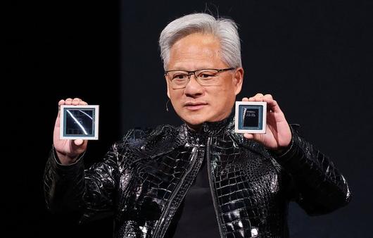 젠슨 황 엔비디아 최고경영자(CEO)가 5일(현지시간) 미국 네바다주 라스베이거스 퐁텐블루에서 열린 엔비디아 CES 2026 라이브에서 기조연설을 하던 중 인공지능(AI) 반도체를 들어올리고 있다.뉴스1