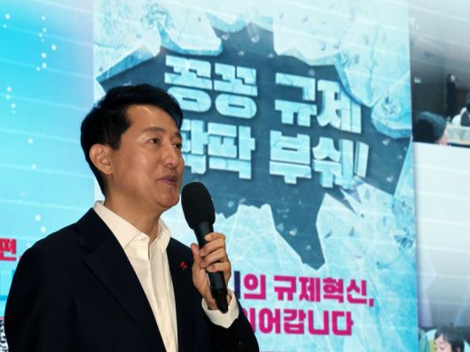 오세훈 서울시장이 12일 오전 서울시청 다목적홀에서 열린 '2026년 신년 직원조례'에서 특강을 하고 있다. 뉴스1