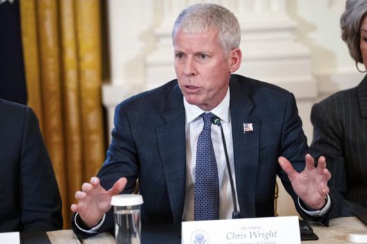 9일(현지시간) 미국 워싱턴DC 백악관에서 크리스 라이트 미국 에너지부 장관이 석유 기업 중역들과 대화하고 있다.EPA연합뉴스