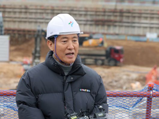 오세훈 서울시장이 12일 서울 노원구 월계동 '광운대역 물류부지 개발 현장'에서 '강북대개조 핵심 개발'에 대해 설명하고 있다. 뉴스1