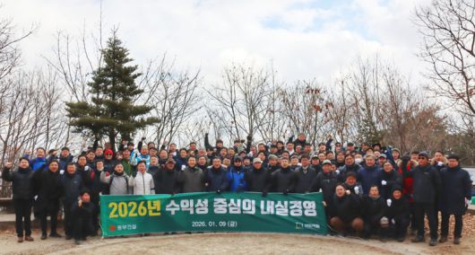 동부건설 관계자들이 9일 서울 청계산에서 '2026년 목표달성 및 안전기원제' 행사를 열고 기념 촬영하고 있다. 동부건설 제공