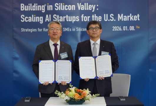 김종호 기술보증기금 이사장(왼쪽)이 지난 8일(현지시각) 미국 실리콘밸리 기술보증기금 실리콘밸리지점에서 도건우 신한은행 미주지역본부장과 북미 진출 국내기업 금융지원 확대를 위한 업무협약을 맺은 뒤 기념촬영을 하고 있다. 기술보증기금 제공