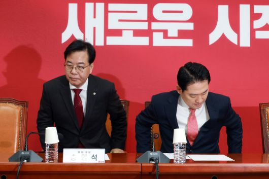 장동혁 국민의힘 대표와 송언석 원내대표가 12일 서울 여의도 국회에서 열린 최고위원회의에 참석하고 있다. 뉴시스