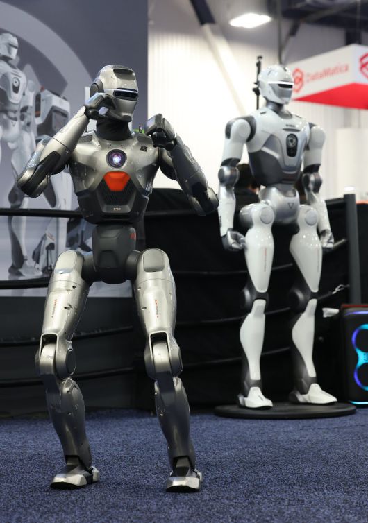 중국 로봇 기업 엔진AI부스에서 로봇이 격투 시연을 하고 있다. 연합뉴스