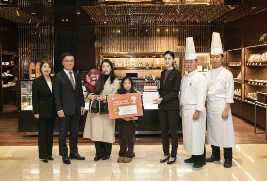 프리미엄 딸기 케이크 10만번째 고객 특별 이벤트 홍보 이미지. 롯데호텔앤리조트 제공