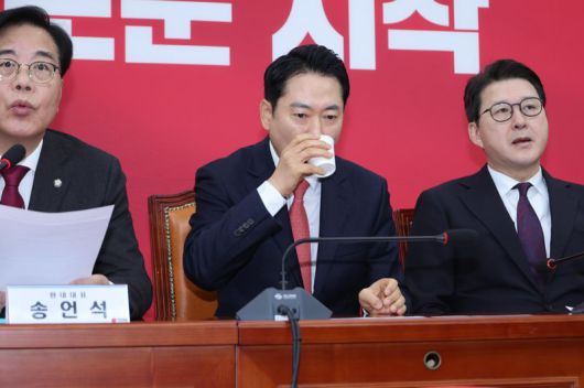 국민의힘 장동혁 대표가 12일 서울 여의도 국회에서 열린 최고위원회의에서 물을 마시고 있다. 사진=박범준 기자