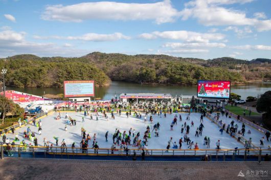 온화한 날씨로 인해 겨울 스포츠의 불모지로 불리는 울산에서 겨울철 야외 빙상장이 4년 넘게 개장하면서 시민들에게 즐거움을 주고 있다. 울산시설공단이 운영하는 이 빙상장은 사계절 '꿀잼 도시'로 전환 중인 울산의 모습을 보여주고 있다.                                       최근 문을 연 울산 태화루 스카이워크는 태화강에서 가장 수심이 깊은 용금소 위에 설치됐다. 투명 유리바닥을 걸으며 짜릿한 스릴을 즐길 수 있다. 사진에서 스카이워크 오른쪽이 '태화루', 옆에 다리는 '태화교'. 울산시 제공