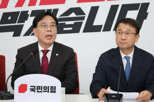 송언석 국민의힘 원내대표(왼쪽)가 12일 서울 여의도 국회에서 한병도 더불어민주당 신임 원내대표를 만나 인사말을 하고 있다. 뉴스1