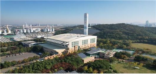 인천시는 생활폐기물 직매립 금지 조치 이후에도 지역 내에서 발생하는 생활폐기물을 안정적으로 처리하고 있다. 사진은 청라자원환경센터 전경. 인천환경공단 제공.