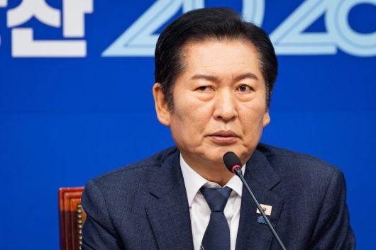 정청래 더불어민주당 대표가 12일 서울 여의도 국회에서 열린 최고위원회의에서 모두 발언을 하고 있다. 뉴스1