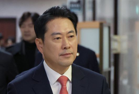 장동혁 국민의힘 대표가 12일 오전 서울 여의도 국회에서 열린 최고위원회의에 참석하기 위해 이동하고 있다. 뉴시스