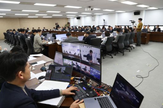 조달청 대변인실 한명일 사무관이 12일 조달청 개청이래 처음으로 상반기 부서장 회의를 실시간 중계해 국민에게 정책을 공유하고 있다.