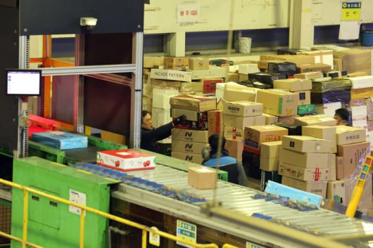 서울 광진구 동서울우편물류센터에서 직원들이 택배 분류 작업에 한창이다. 사진은 기사 내용과 무관. 뉴스1