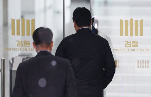 78년 만에 검찰청을 폐지하고 10월 새로 설치되는 중대범죄수사청(중수청)과 공소청의 구체적 역할과 인력 구성이 12일 공개됐다. 정부는 중수청을 법률가 중심의 '수사사법관'과 비법률가인 '전문수사관'으로 이원화하는 방안을 추진한다. 중수청과 공소청은 검찰의 기존 기능인 '중대범죄 수사'와 '공소 제기·유지' 기능을 나눠 수행한다. 행정안전부와 법무부가 26일까지 입법예고를 실시한다.뉴시스