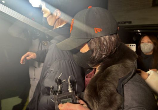 김경 서울시의원이 12일 새벽 서울 마포구 서울경찰청 광역수사단에서 조사를 받고 나오고 있다. 연합뉴스