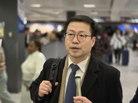 여한구 산업통상자원부 통상교섭본부장이 11일(현지시간) 미국 워싱턴DC 인근 덜레스 국제공항을 통해 입국하며 기자들의 질문에 답하고 있다.뉴스1