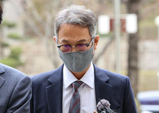 협력업체로부터 8억원대 금품을 수수한 혐의를 받는 서정식 전 현대오토에버 대표가 25일 서울 서초구 서울중앙지방법원에서 열린 구속 전 피의자 심문(영장실질심사)에 출석하고 있다. 사진=뉴스1