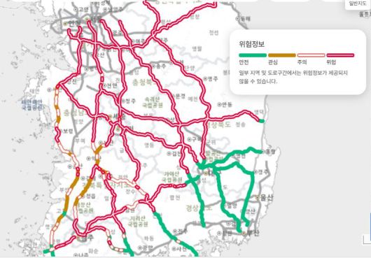 기상청 도로기상정보시스템 도로살얼음 발생가능정보. 12일 오후 11시 30분 기준으로 중부지방 대부분 도로가 위험을 의미하는 붉은색을 띄고 있다.