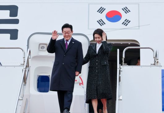 일본 순방 일정에 나선 이재명 대통령과 김혜경 여사가 13일 오사카 간사이 국제공항에서 환영객들에게 인사를 하고 있다. 뉴스1