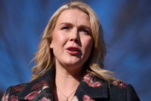 캐롤라인 레빗 백악관 대변인이 12일(현지시간) 백악관에서 기자들과 대화하고 있다. AP 연합