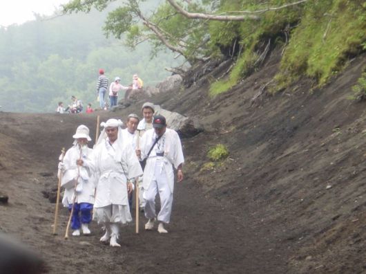 지난 2004년 8월 '슈겐도' 신도들이 화산재로 형성된 후지산의 토양을 밟으며 하산하고 있다                                  항공기에서 바라본 눈 덮인 후지산. 사진=AP뉴시스