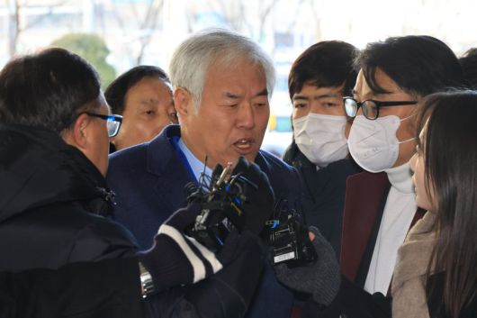 전광훈 사랑제일교회 목사가 13일 서울서부지방법원에서 열린 구속 전 피의자 심문(영장실질심사)에 출석, 발언하고 있다. 전 목사는 윤석열 전 대통령 지지자들을 부추겨 지난해 1월 19일 윤 전 대통령이 구속된 직후 영장을 발부한 서울서부지법에 난입해 집기를 부수고 경찰을 폭행하게 한 혐의를 받는다. 연합뉴스