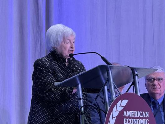 재닛 옐런 전 연방준비제도(Fed 연준) 의장이 2026년 전미경제학회 연례총회에서 발언을 하고 있다. 사진=연합뉴스