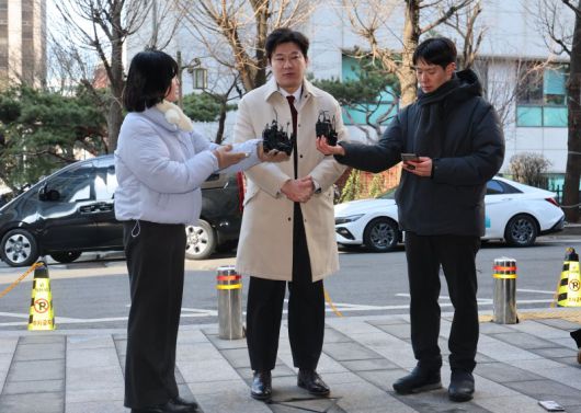 진종오 국민의힘 의원이 13일 오후 서울 마포구 서울경찰청 공공범죄수사대에서 종교단체 동원 의혹 관련 김경 시의원 고발인 조사를 위해 출석하며 취재진 질의에 답하고 있다. 뉴시스