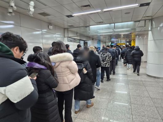지하철 신분당선과 2호선 사이 환승 구간은 대체 교통편을 찾기 위해 발걸음을 옮긴 시민들이 북새통을 이뤘다. 사진=김예지 기자