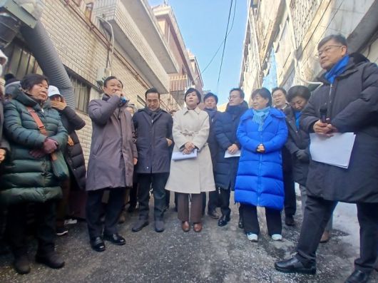 더불어민주당 서울시당 '주거 환경 개선과 재개발·재건축 활성화 지원을 위한 특별위원회'가 14일 서울 성북구 장위14구역에서 현장간담회를 열고 있다. 송지원 기자.