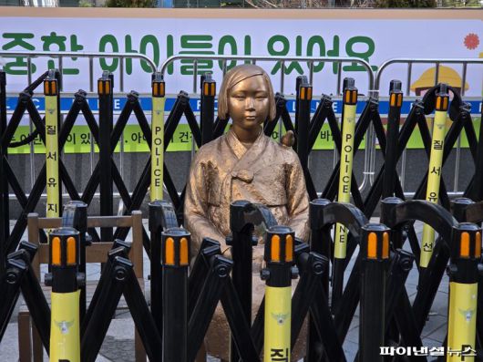 지난 7일 오후 서울 종로구 주한일본대사관 인근에 설치된 평화의 소녀상이 경찰의 철제 울타리에 갇혀 있다. 사진=박성현 기자