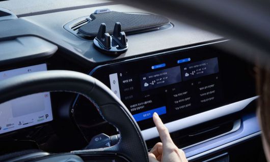 '에이닷 오토'가 미세먼지 지수가 나쁜 상황에서 창문을 닫자고 제안하고 있다. SK텔레콤 제공