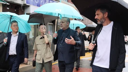 데이비드 치퍼필드 아키텍츠 소속 담당임원(오른쪽 두번째)과 GS건설 관계자들이 지난해 7월 성수1지구 현장을 둘러보고 있다. GS건설 제공