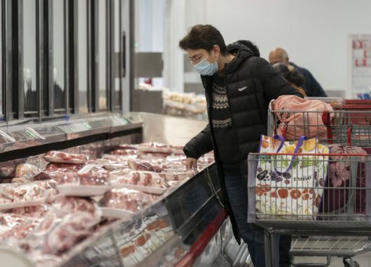 [포스터시티=신화/뉴시스] 미국 캘리포니아주 포스터시티에 있는 슈퍼마켓에서 손님들이 물건을 사고 있다. 자료사진. 2025.02.12 /사진=뉴시스