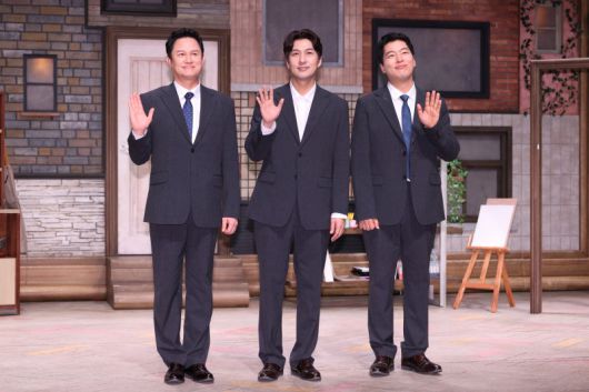 배우 강성진, 이필모, 윤희석이 13일 서울 강서구 LG아트센터에서 열린 연극 '노인의 꿈' 기자간담회에서 포즈를 취하고 있다. 연합뉴스