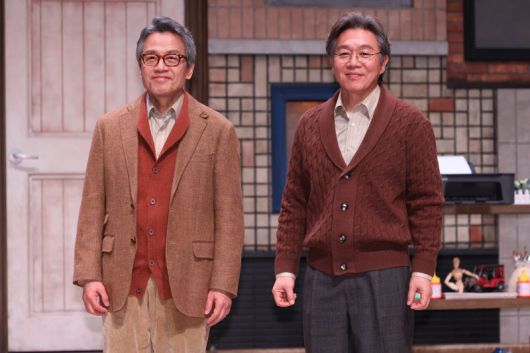 배우 박지일과 김승욱이 13일 서울 강서구 LG아트센터에서 열린 연극 '노인의 꿈' 기자간담회에서 포즈를 취하고 있다.