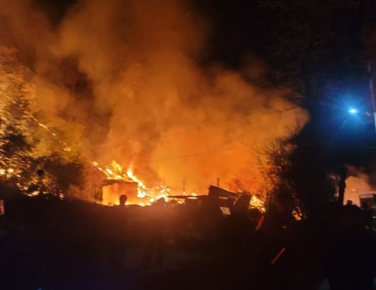 14일 오후 7시 11분쯤 경북 영천 화산면 가상리 단독주택에서 원인을 알 수 없는 불이 나 인근 야산으로 번져 당국이 진화 작업을 벌이고 있다. 뉴스1화상