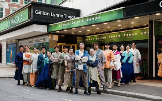 영국 웨스트엔드에서 뮤지컬 '스웨그에이지 외쳐,조선!' 배우진의 모습