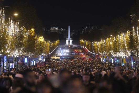 지난 2024년 11월25일(현지시간) 프랑스 파리 샹젤리제 거리에 모인 인파.AP뉴시스