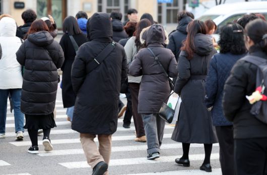 지난해 12월 서울 종로구 광화문 네거리에서 두꺼운 옷을 입은 시민들이 발걸음을 재촉하고 있다. 뉴시스