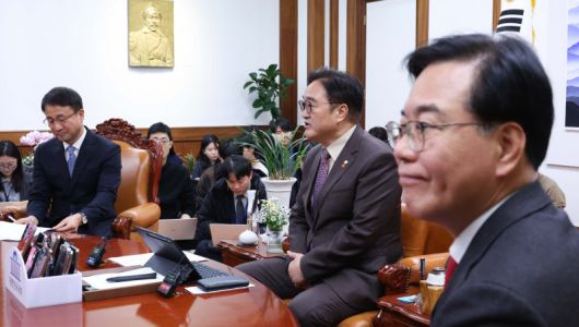 우원식 국회의장이 14일 서울 여의도 국회에서 열린 여야 원내대표와의 회동에서 발언하고 있다. 왼쪽부터 한병도 더불어민주당 원내대표, 우 의장, 송언석 국민의힘 원내대표. 뉴시스