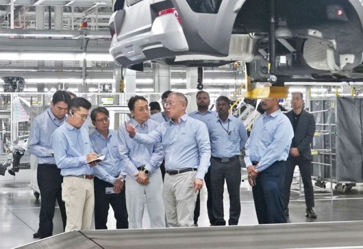 현대차그룹 정의선 회장이 지난 12일 기아 인도 아난타푸르공장 임직원들과 함께 생산 라인을 점검하고 있다. 사진=현대차그룹 제공